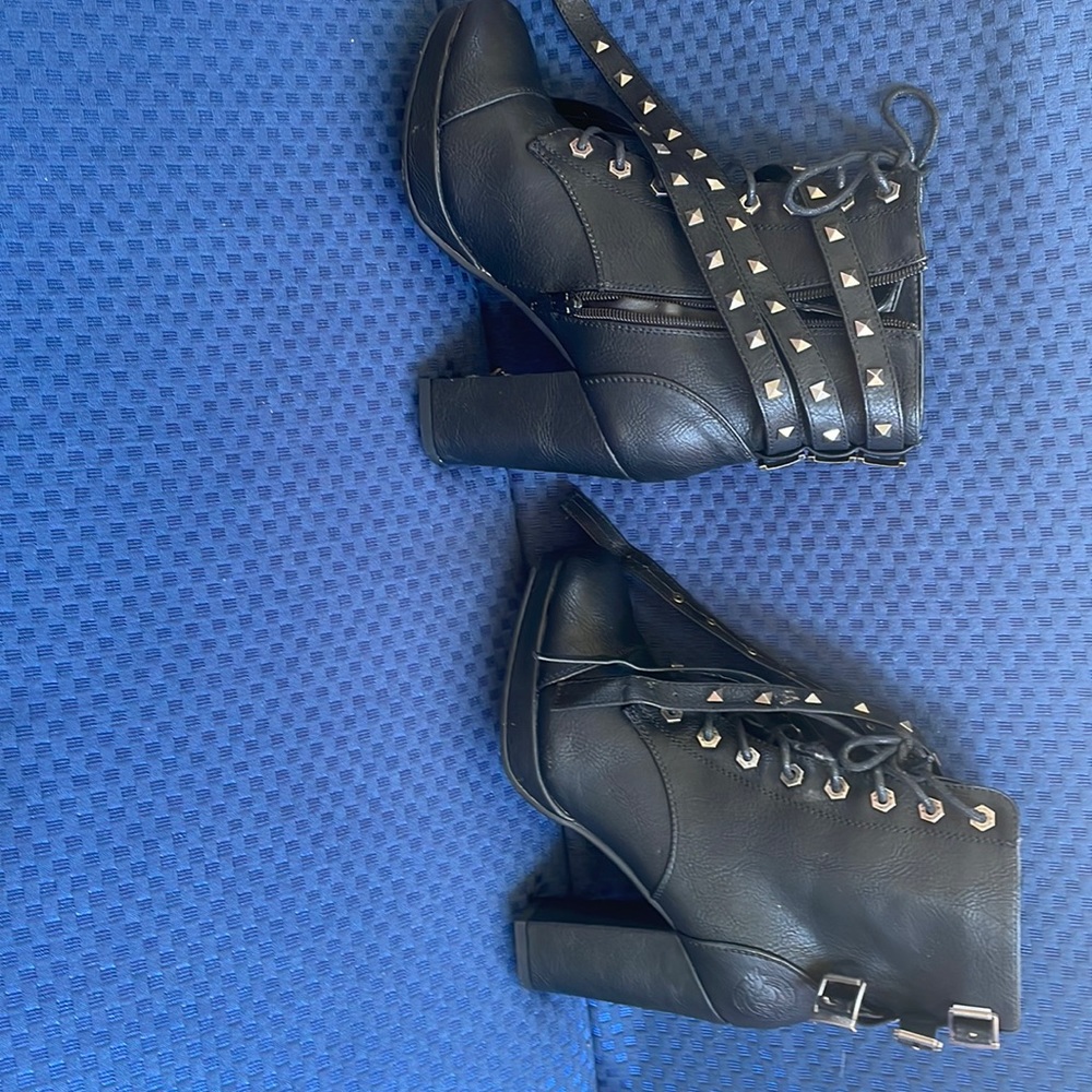 Size 8 Milwaukee leather studded side zip pumps